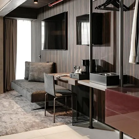 Fitch 4*